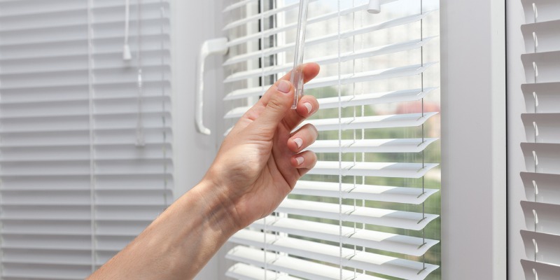 Hand closing blinds 